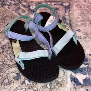 Women’s Tevas size 11